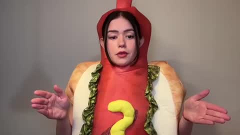 Snapshot of littlesugarpea chatting on 10/31/25, 07:26 Little Sugar Pea online show from 10/31/25, 07:26