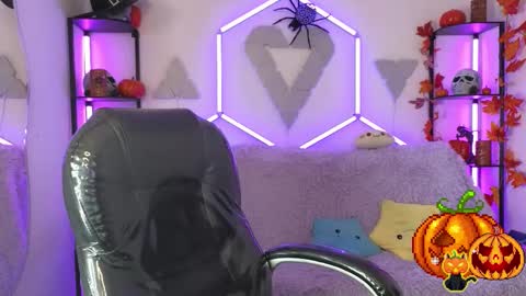 Snapshot of littlevixen18 chatting on 10/30/25, 06:52 littlevixen18 online show from 10/30/25, 06:52