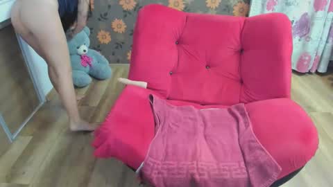 Snapshot of littlexbunnyx chatting on 12/01/25, 12:37 HELLEN online show from 12/01/25, 12:37