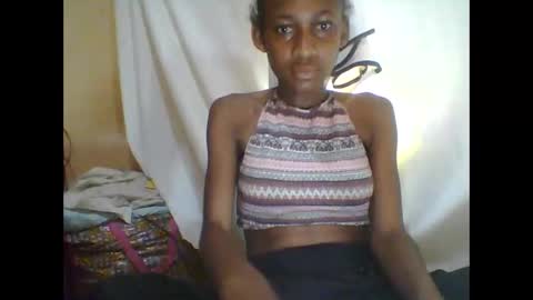 Snapshot of littleyanah chatting on 09/22/25, 01:07 yanah online show from 09/22/25, 01:07