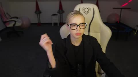 Snapshot of livehub054 chatting on 12/15/25, 11:14 Sheryl online show from 12/15/25, 11:14