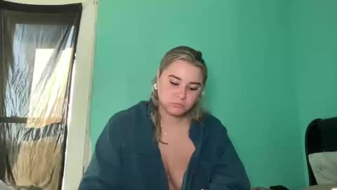 Snapshot of livvymack chatting on 10/10/25, 02:05 Livvy online show from 10/10/25, 02:05