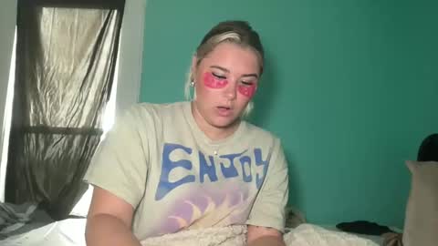 Snapshot of livvymack chatting on 10/16/25, 01:45 Livvy online show from 10/16/25, 01:45