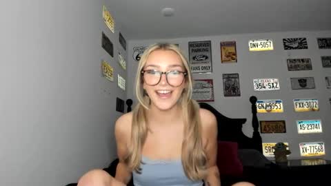 Snapshot of livvywinters chatting on 11/12/25, 02:56 Livvy online show from 11/12/25, 02:56