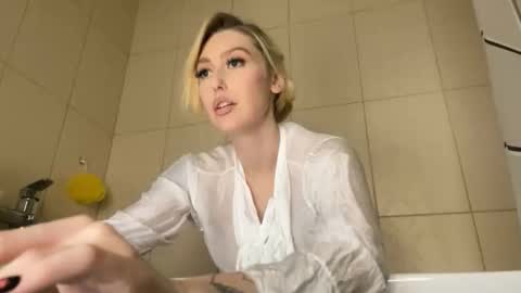 Liya Ray online show from 10/26/25, 06:03