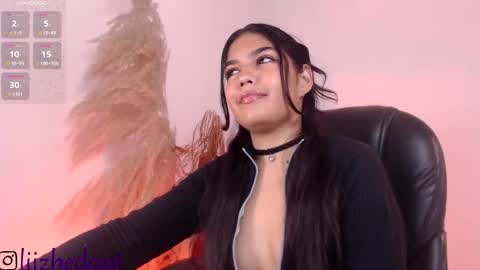 Snapshot of lizbedoutx chatting on 10/19/25, 04:07 lizbedoutx online show from 10/19/25, 04:07