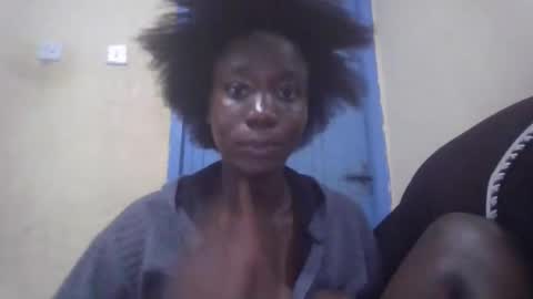 lizzie2020 online show from 05/19/26, 06:58