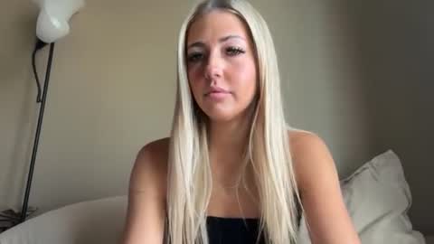 Snapshot of lizzy2bizzy chatting on 06/18/26, 08:13 lizzy2bizzy online show from 06/18/26, 08:13