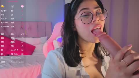 Snapshot of loaluxury chatting on 11/29/25, 10:13 Pamela online show from 11/29/25, 10:13