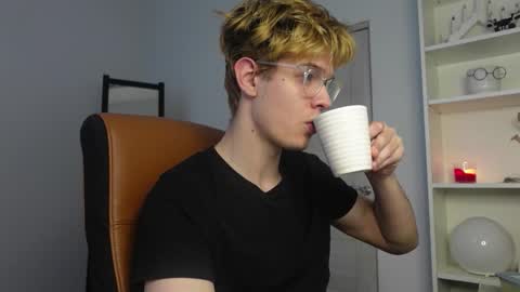 LOGAN FRASER online show from 10/12/25, 05:50