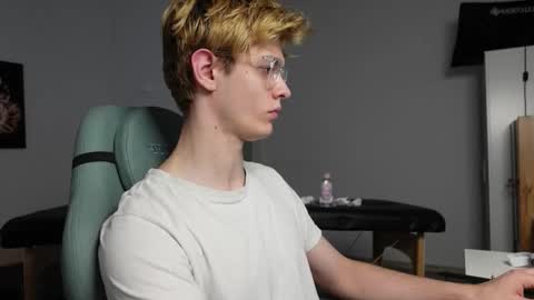 LOGAN FRASER online show from 10/14/25, 01:56