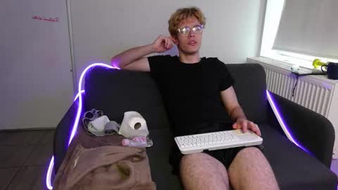 LOGAN FRASER online show from 10/15/25, 01:44