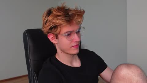 LOGAN FRASER online show from 10/22/25, 07:19