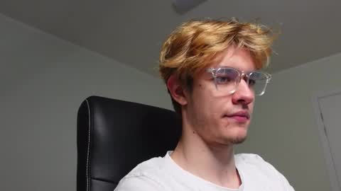 LOGAN FRASER online show from 10/28/25, 02:53