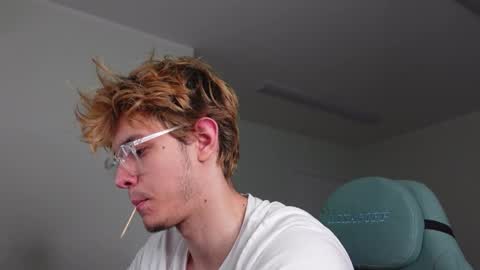 LOGAN FRASER online show from 10/29/25, 02:30