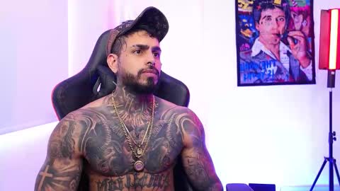 logan_hugh8 online show from 11/17/25, 07:19