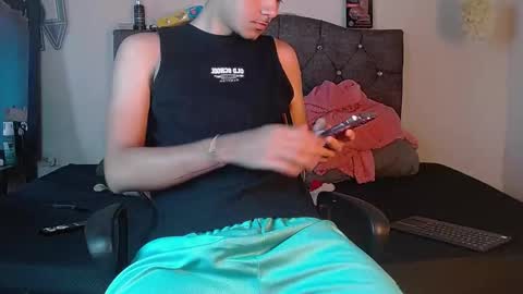 logan_willyams_ online show from 10/19/25, 08:20