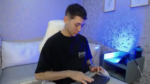 Snapshot of loganfoster_ chatting on 12/13/25, 08:36 Loganfoster online show from 12/13/25, 08:36