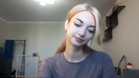 Snapshot of loisepadovano chatting on 09/25/25, 07:23 Amelia online show from 09/25/25, 07:23