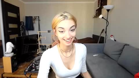 Snapshot of loisepadovano chatting on 10/03/25, 09:06 Amelia online show from 10/03/25, 09:06