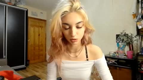 Snapshot of loisepadovano chatting on 10/07/25, 12:19 Amelia online show from 10/07/25, 12:19