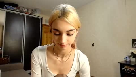 Snapshot of loisepadovano chatting on 10/12/25, 11:59 Amelia online show from 10/12/25, 11:59