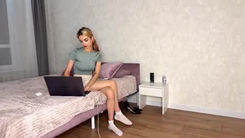 Snapshot of loisepadovano chatting on 11/02/25, 12:13 Amelia online show from 11/02/25, 12:13