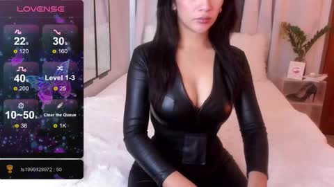 Snapshot of loisewilliams chatting on 02/25/26, 04:27 Mistress L online show from 02/25/26, 04:27