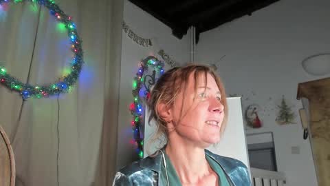 lola_belgium online show from 12/18/24, 08:25