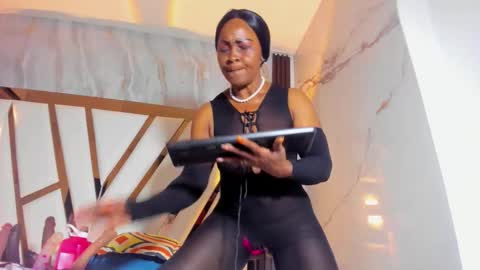 Lola online show from 11/06/25, 11:55