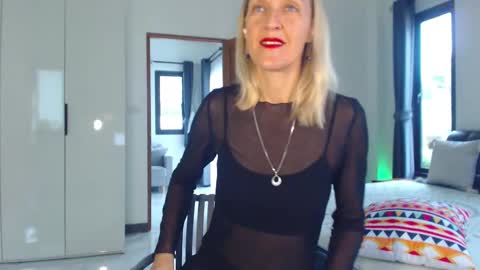 Snapshot of lolaaelita chatting on 11/20/25, 02:56 Lola online show from 11/20/25, 02:56