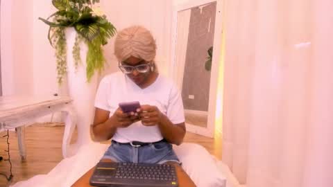 lola online show from 11/17/25, 12:55