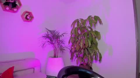 Lola online show from 07/06/26, 10:34