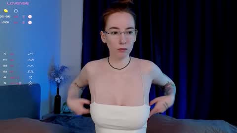 Snapshot of lolalivex chatting on 12/22/25, 08:17 Helloo everyone im Lola online show from 12/22/25, 08:17