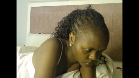 lolamia7 online show from 09/29/25, 05:01