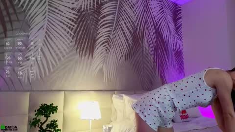 Snapshot of lolaprise chatting on 11/27/25, 02:02 Lola online show from 11/27/25, 02:02