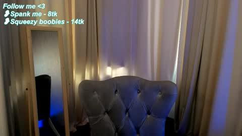 Snapshot of lolla_awesome chatting on 09/19/25, 07:43 Lolla online show from 09/19/25, 07:43