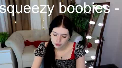 Snapshot of lolla_awesome chatting on 09/24/25, 07:44 Lolla online show from 09/24/25, 07:44