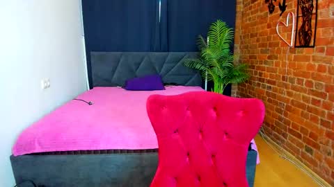 Snapshot of lolla_awesome chatting on 12/14/25, 07:47 Lolla online show from 12/14/25, 07:47