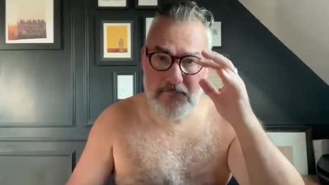 Snapshot of londongent2023 chatting on 09/19/25, 12:17 EnglishBear online show from 09/19/25, 12:17