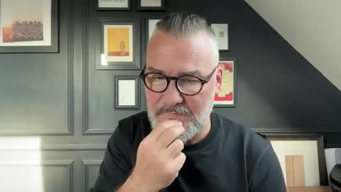 Snapshot of londongent2023 chatting on 10/09/25, 08:34 EnglishBear online show from 10/09/25, 08:34