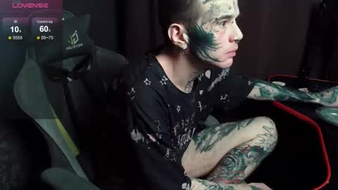 Snapshot of lone1ycrystal chatting on 11/03/25, 12:28 Chris online show from 11/03/25, 12:28