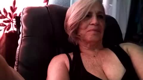Snapshot of lonelylana1955 chatting on 10/17/25, 04:42 lonelylana1955 online show from 10/17/25, 04:42