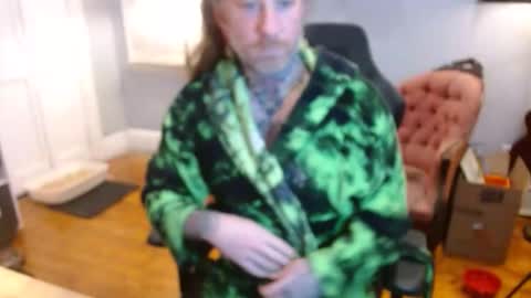 Snapshot of longhair021 chatting on 12/15/25, 04:28 longhair online show from 12/15/25, 04:28