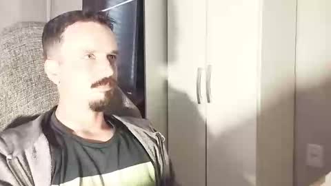 Snapshot of lookaz4010 chatting on 10/07/25, 01:52 Lucas online show from 10/07/25, 01:52