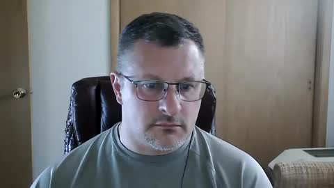 Snapshot of lookin75 chatting on 09/17/25, 08:32 lookin75 online show from 09/17/25, 08:32