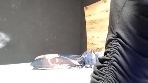 Snapshot of looking_me chatting on 09/23/25, 04:10 EVA online show from 09/23/25, 04:10