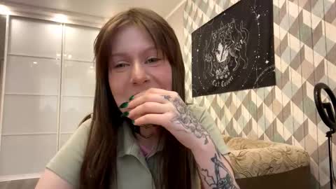 Snapshot of looking_me chatting on 10/21/25, 09:10 EVA online show from 10/21/25, 09:10