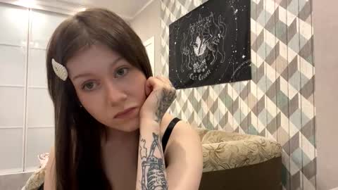 Snapshot of looking_me chatting on 10/23/25, 05:51 EVA online show from 10/23/25, 05:51