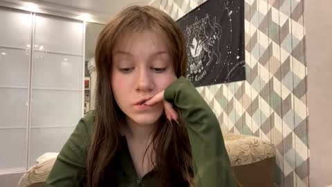 Snapshot of looking_me chatting on 10/27/25, 05:44 EVA online show from 10/27/25, 05:44